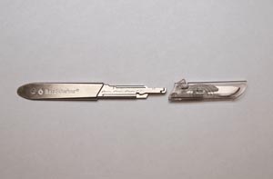 Aspen Bard-Parker® Protected Blade System Metal Handle, Size 4L, 5/cs