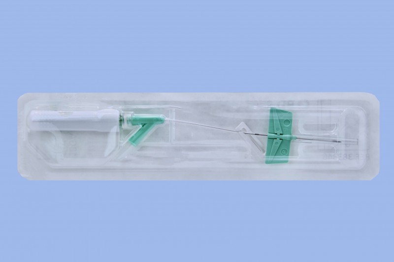 BD Saf-T-Intima 18 Gauge x 1 inch Closed IV Catheter System w/ Wings/Y Adapter & Needle Shield, Green, 200/Case